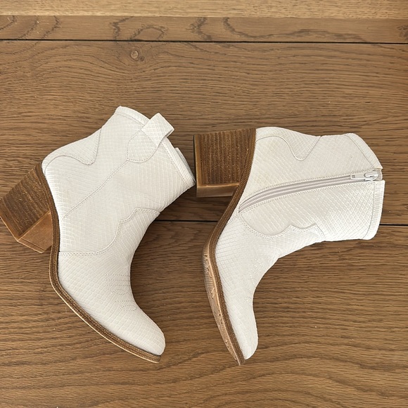 Boots - Picture 6 of 10